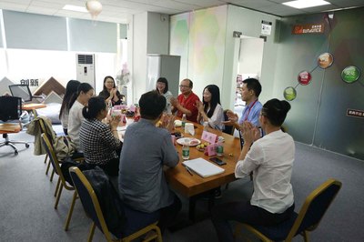 职教桥领导与市电子信息学校老师一行莅临圣典传媒进行学术交流